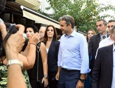 Στην Κόρινθο ο Μητσοτάκης - Αγόρι του πρόσφερε μπρελόκ που έδειχνε τον πατέρα του (βίντεο)